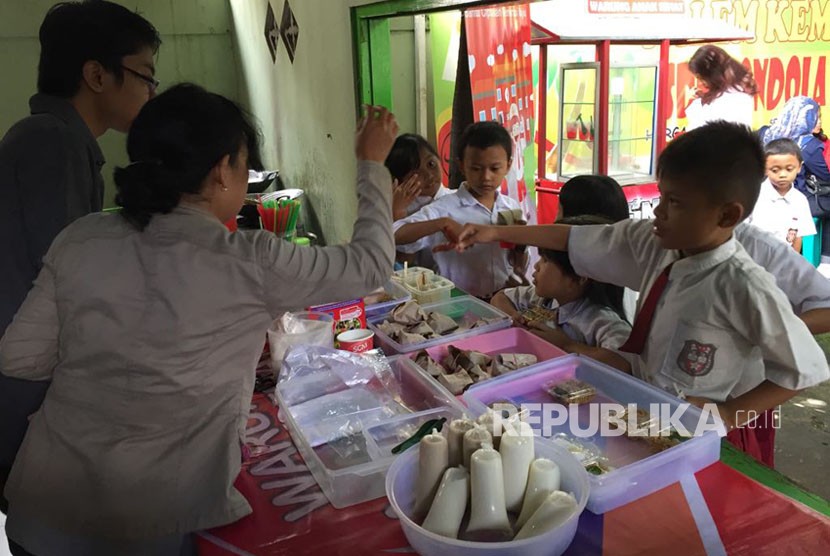 Satu upaya Pemkot Bandung untuk menanggulangi lonjakan kasus diabetes anak adalah melalui kantin sehat dan pengaturan pola makan anak.
