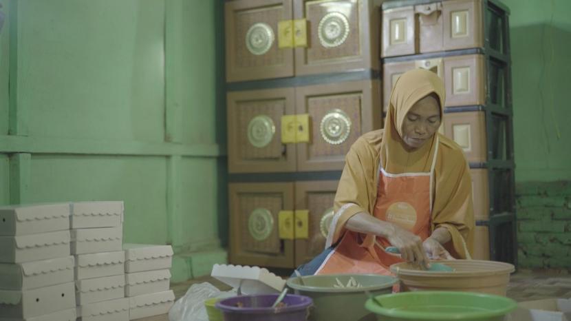 Program Dapur Berkah Ramadhan BMH melibatkan para ibu tangguh.