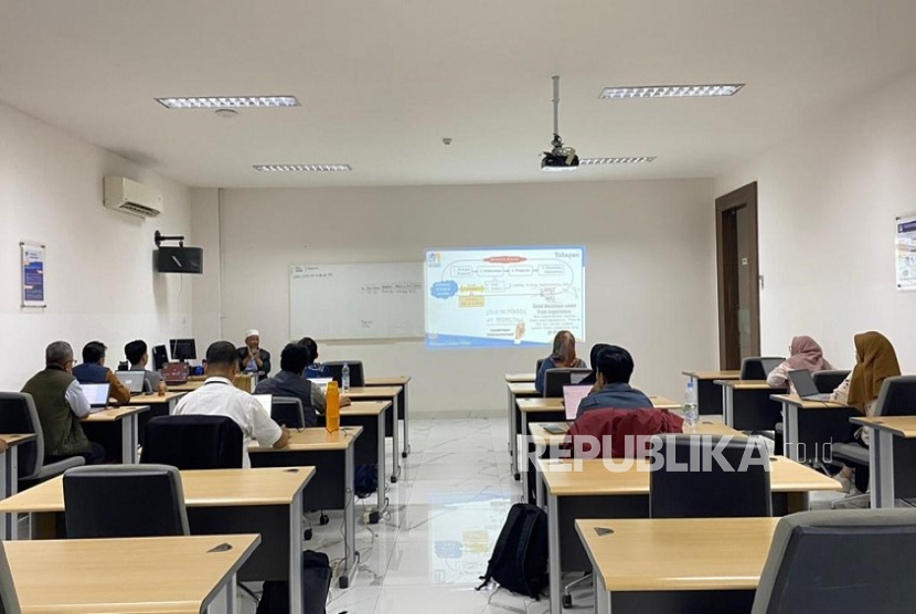 Program Doktor Informatika UNM membangun suasana kelas yang memungkinkan mahasiswa menyampaikan ide-ide brilian mereka. 