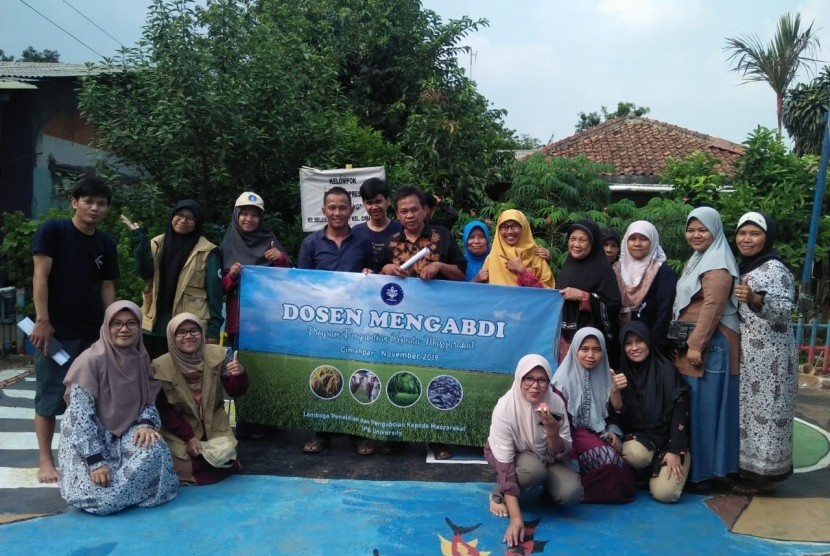 Program Dosen Mengabdi IPB University melatih warga Kampung Belentuk, Bogor, membuat pupuk organik dari limbah rumah tangga.