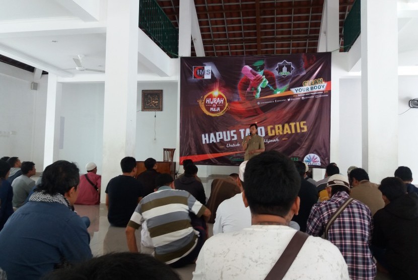 Komunitas Dakwah dan Sosial (Kodas) Bandung menggelar program penghapusan tato di acara Muhasabah Akhir Tahun Republika di Masjid Pusdai, Kota Bandung, Ahad (31/12)