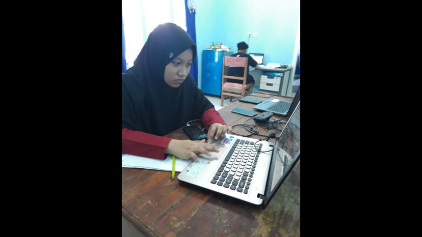 Bolehkah Istri Mencari Nafkah? Foto ilustrasi: Wanita sedang bekerja (Ilustrasi)