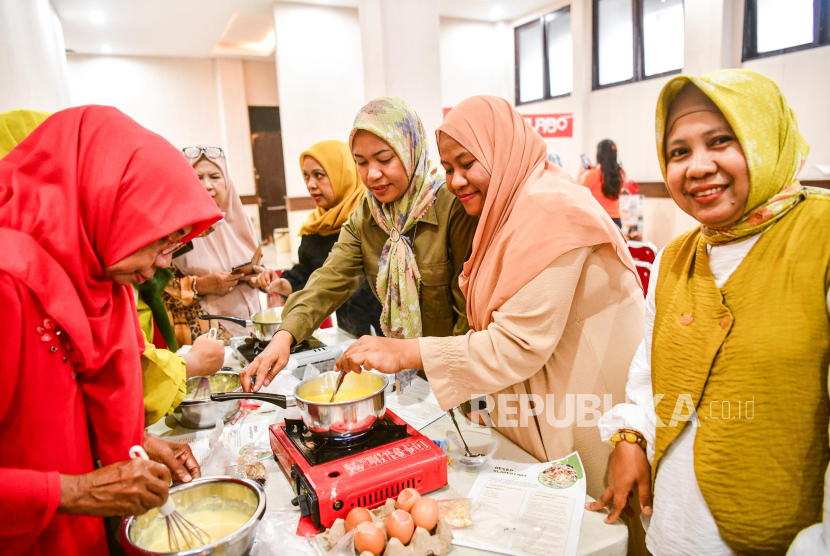 Program Kelas Baking Klapertart & Brownies Kukus bagi para ibu rumah tangga.