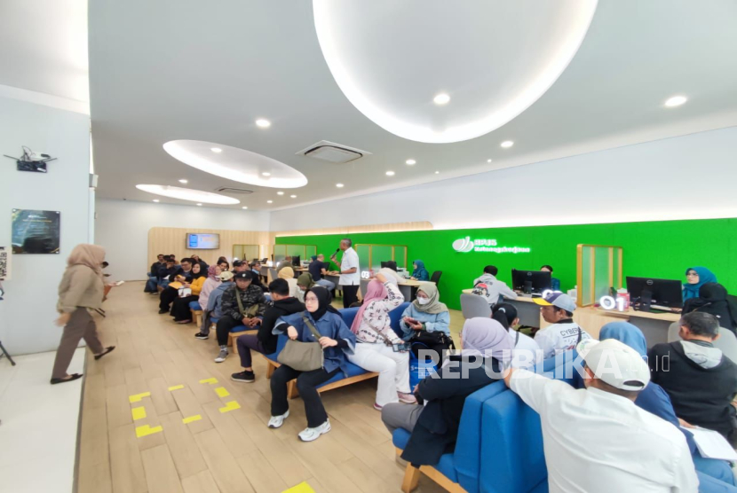 Urai Antrean pada Jam Padat, Ini yang Dilakukan BPJS Ketenagakerjaan Jabar