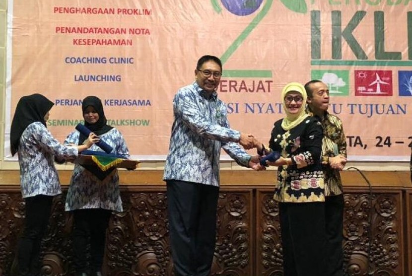 Program Manajemen Sampah Zero (Masaro) yang dilaksanakan oleh PT Polytama Propindo mengantarkan Bupati Indramayu Hj Anna Sophanah meraih penghargaan sebagai pembina Program Kampung Iklim (ProKlim) 2018 dari Kementrian Lingkungan Hidup dan Kehutanan (LHK). 