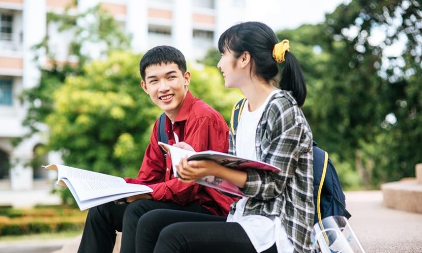 Program Merdeka Belajar memungkinkan mahasiswa untuk memilih jalan pendidikan sesuai passion dan kebutuhan karier mereka. 