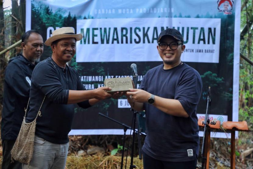 Program mewariskan hutan di kawasan hutan Desa Jatisura, Kecamatan Jatiwangi, Kabupaten Majalengka, Jawa Barat. 