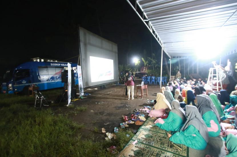  Program Mobil Bioskop Keliling (Boling) Universitas Muhammadiyah Malang (UMM) di Pondok Pesantren Nur Ilahi, Tajinan, Kabupaten Malang. 