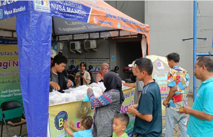 Program Nusa Mandiri Berbagi yang memberikan 200 nasi kotak setiap harinya selama Ramdhan.