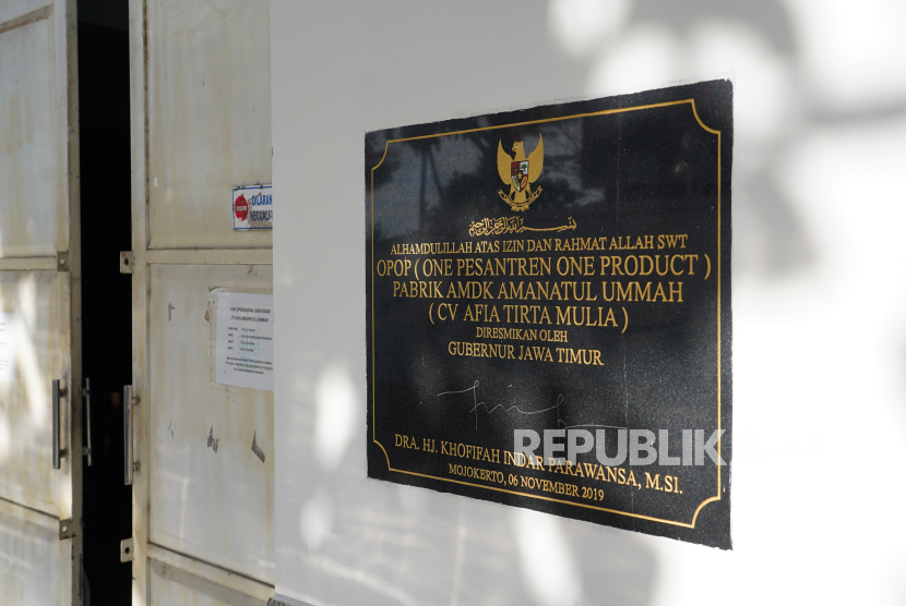 Program One Pesantren One Product adalah upaya memperkuat daya saing produk pesantren.