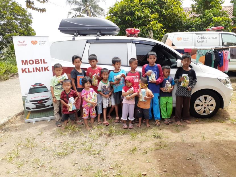 Program pelayanan kesehatan yang bersifat reguler dan rutin kembali diadakan oleh Mobil Klinik Wuling Motors Indonesia bersama Rumah Zakat di Kampung Cibeureum Kalong, Desa Sukawening. 