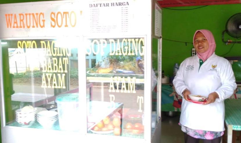 Program pemberdayaan mustahik yang diluncurkan Badan Amil Zakat Nasional (BAZNAS) berhasil meningkatkan perekonomian Kartini, seorang penjual soto asal Kabupaten Bogor, Jawa Barat. Setelah bergabung dengan BAZNAS Microfinance Desa (BMD) Jabon Mekar, pendapatan harian Kartini mencapai Rp1 juta.