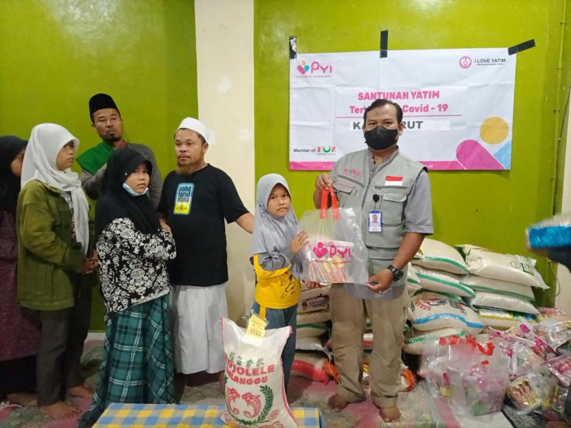 Program Pemberdayaan PYI Yatim dan Zakat I LOVE ZAKAT salurkan bantuan ke Garut.