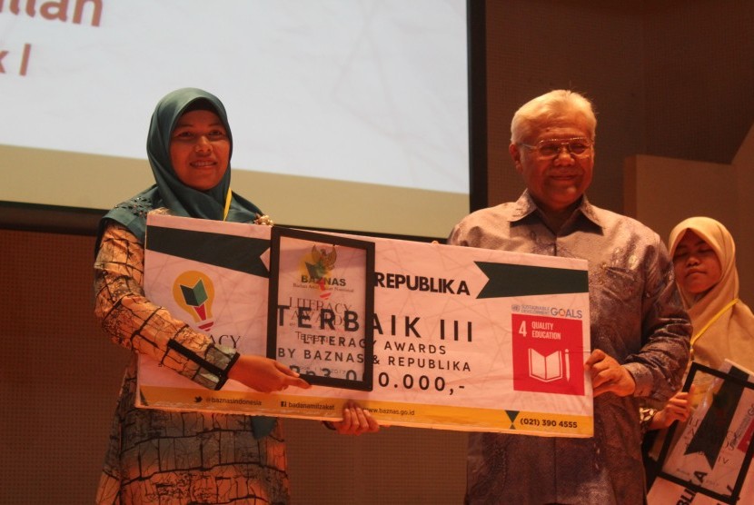 Program pendidikan staf Biro Hukum, Promosi dan Humas (Biro HPH) Institut Pertanian Bogor (IPB), Siti Zulaedah, S.TP  yang berjudul “Mahasiswa IPB Mengajar 2.0” berhasil mengantarkannya meraih prestasi sebagai Juara 3 Baznas Literacy Awards 2017.