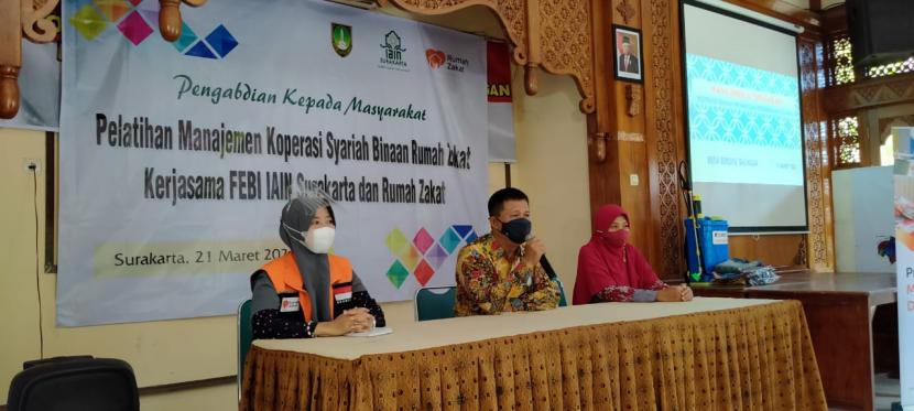 Program pengabdian masyarakat, FEBI IAIN Surakarta menggandeng Rumah Zakat mengadakan Pelatihan Manajemen Pengelolaan Koperasi Syariah dan Pelatihan itu diikuti 26 Penerima Manfaat dan bertempat di Aula Pendopo Kelurahan Gilingan, Ahad (21/3).