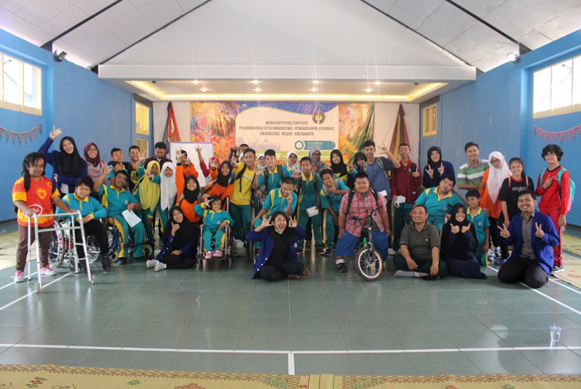 Program pengabdian masyarakat kepada siswa-siswa difabel di SLBN 1 Bantul.