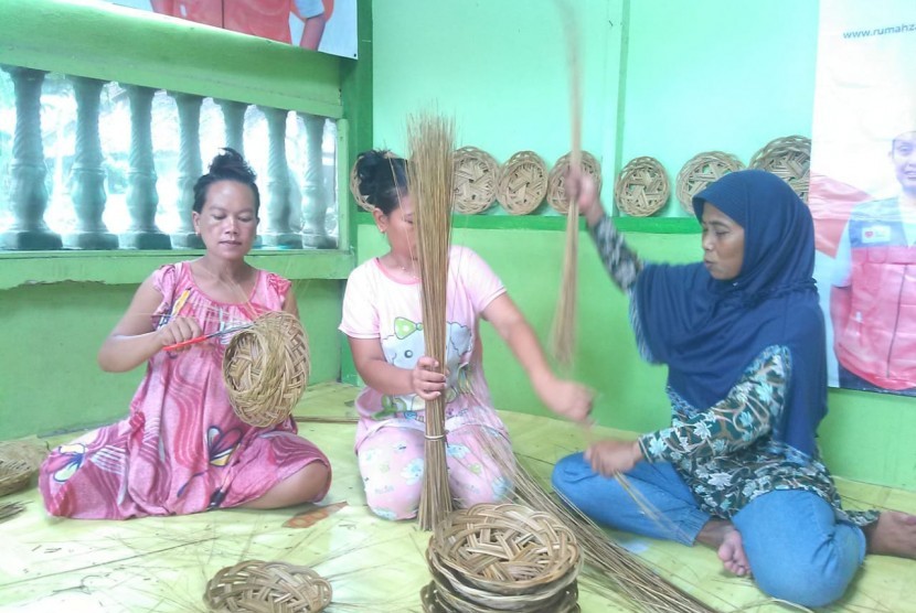 Program pengembangan potensi masyarakat (P2M) Rumah Zakat di kampung Rancamaya desa Cibuluh Kalipucang Pangandaran memfasilitasi ibu rumah tangga untuk lebih berdaya dengan pelatihan membuat piring lidi.