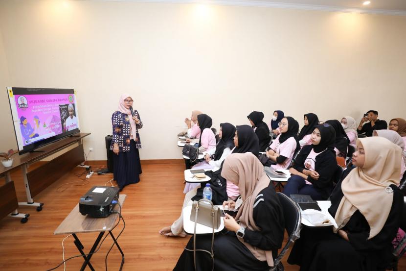 Program penyuluhan deteksi dini kanker payudara dengan periksa payudara sendiri (Sadari) di Graha PPNI, Kalanganyar, Kabupaten Lebak, Banten. 
