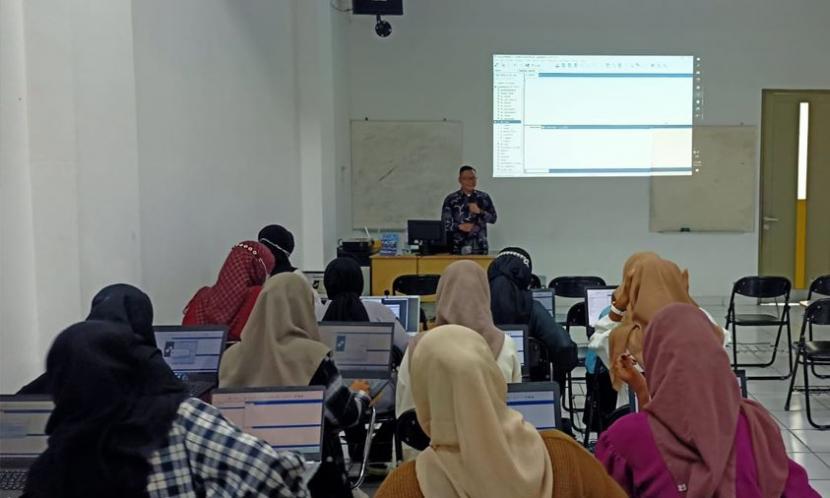 Program Praktisi Mengajar di Universitas BSI kampus Tegal melibatkan Prodi Sistem Informasi Akuntansi dalam mata kuliah Sistem Basis Data untuk mahasiswa kelas 11.2A.35 dengan jumlah peserta sebanyak 26 orang.