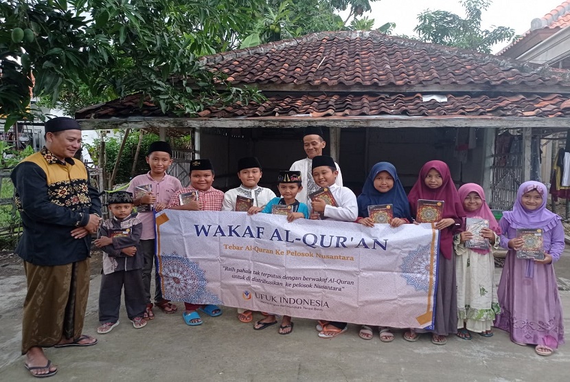 Program-program dari yayasan Ufuk Indonesia juga mendukung para penghafal Alquran yaitu dari program Ufuk Waqaf Alquran. Program ini dilakukan dengan target penyalurannya 10 ribu Alquran, hingga ke pelosok negeri yang ditujukan untuk penghafal Alquran.