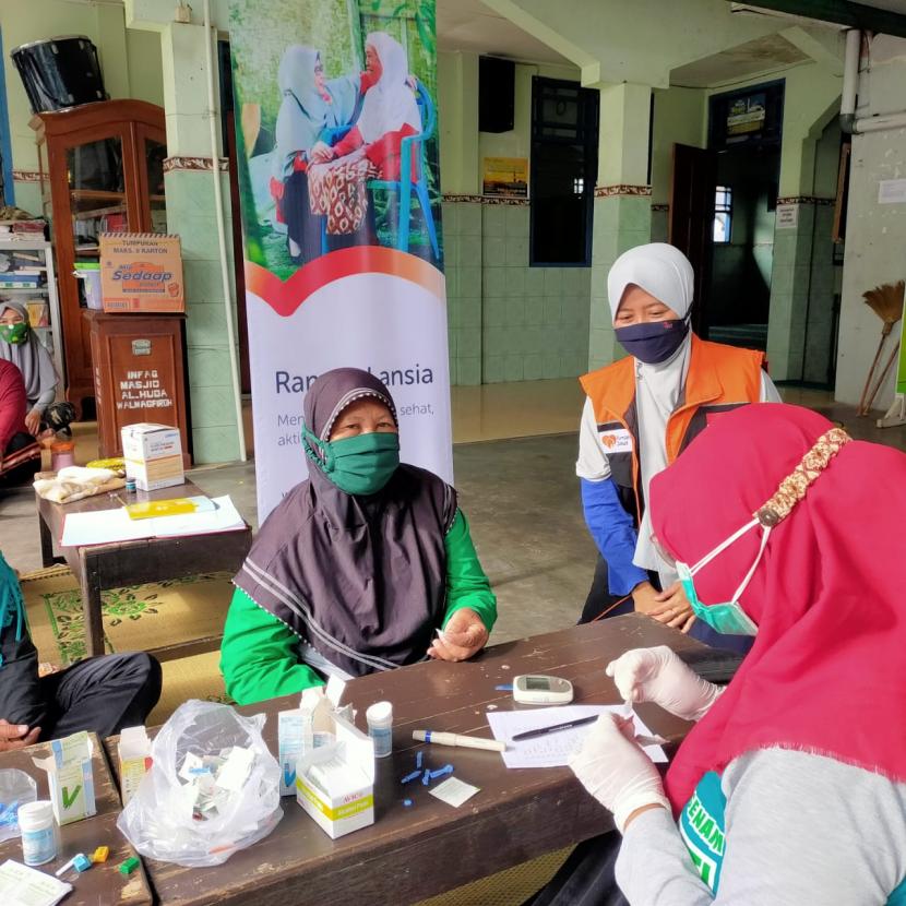 Program Ramah Lansia adalah salah satu program Rumah Zakat yang ada di Desa Berdaya Gilingan, Banjarsari, Surakarta. Kegiatan Ramah Lansia ini diadakan sebagai bentuk kepedulian Rumah Zakat terhadap kesehatan para lansia di desa berdaya.