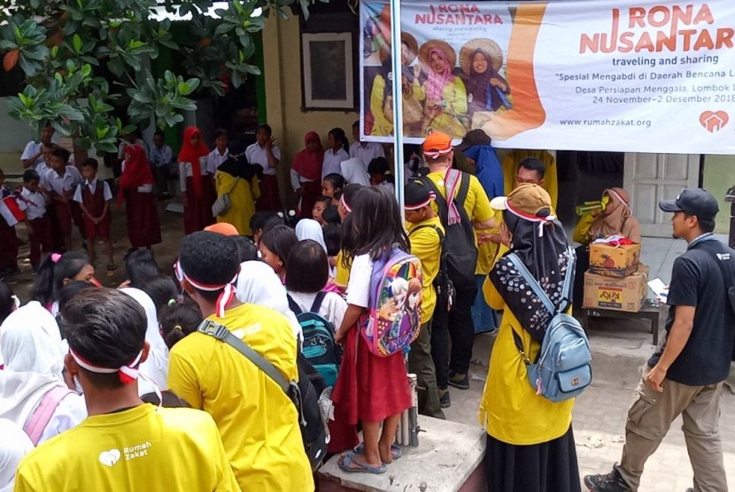 Program Rona Nusantara dari Rumah Zakat melaksanakan kegiatan di sekolah  darurat Rumah Zakat yang ada di daerah bencana di Lombok. 