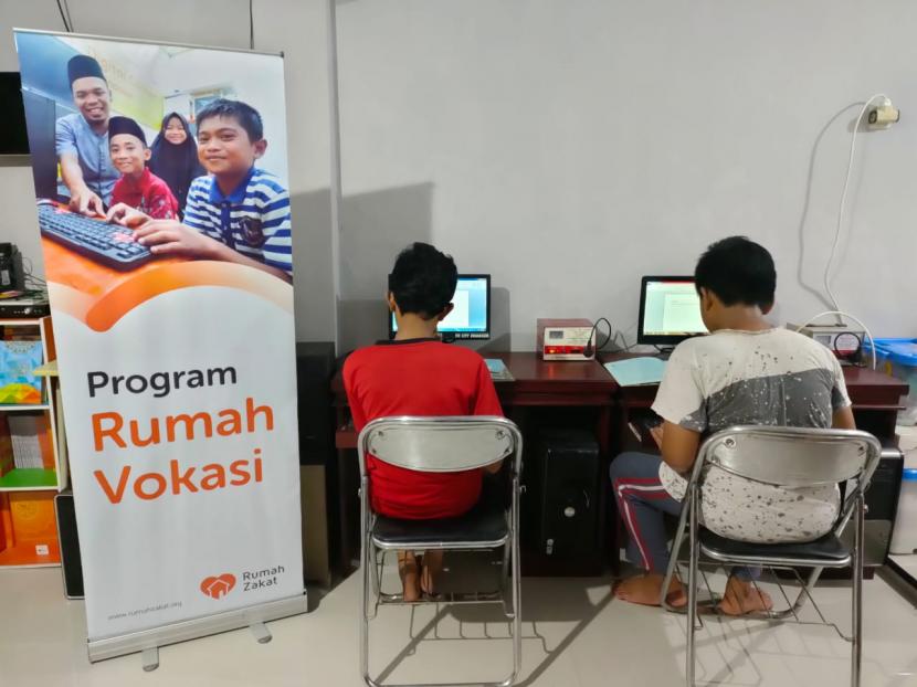  Program Rumah Vokasi Komputer di Desa Berdaya Bojongsari yang di dalamnya menghadirkan serta menyediakan pelatihan komputer gratis untuk siswa-siswi SMP/MTs, SMA/SMK serta pemuda-pemudi yang belum memiliki pekerjaan.