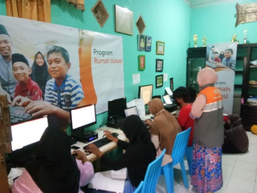 Program Rumah Vokasi Komputer di Desa Berdaya Cisolok binaan Rumah Zakat.