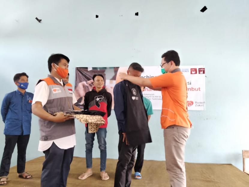Program Rumah Vokasi Pelatihan Pangkas Rambut yang dilaksanakan di Aula Nurul Iman Kampung Parakanpanjang, Desa Sukamanah, Kecamatan Cigalontang, Kabupaten Tasikmalaya, Jawa Barat Kamis (8/4).