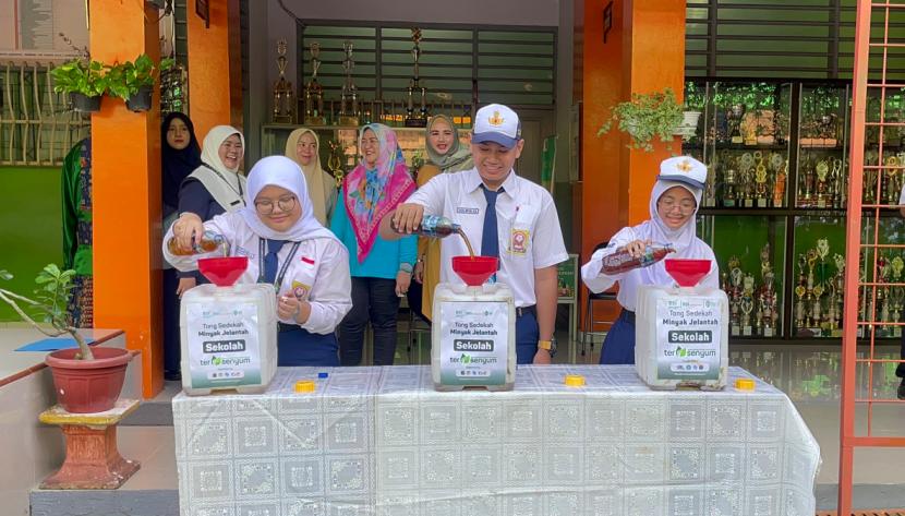 Program Sekolah Tersenyum (Terima Sedekah Minyak Jelantah untuk Mereka) adalah program penanganan dan pengelolaan limbah minyak jelantah rumah tangga di SMPN 37 Jakarta