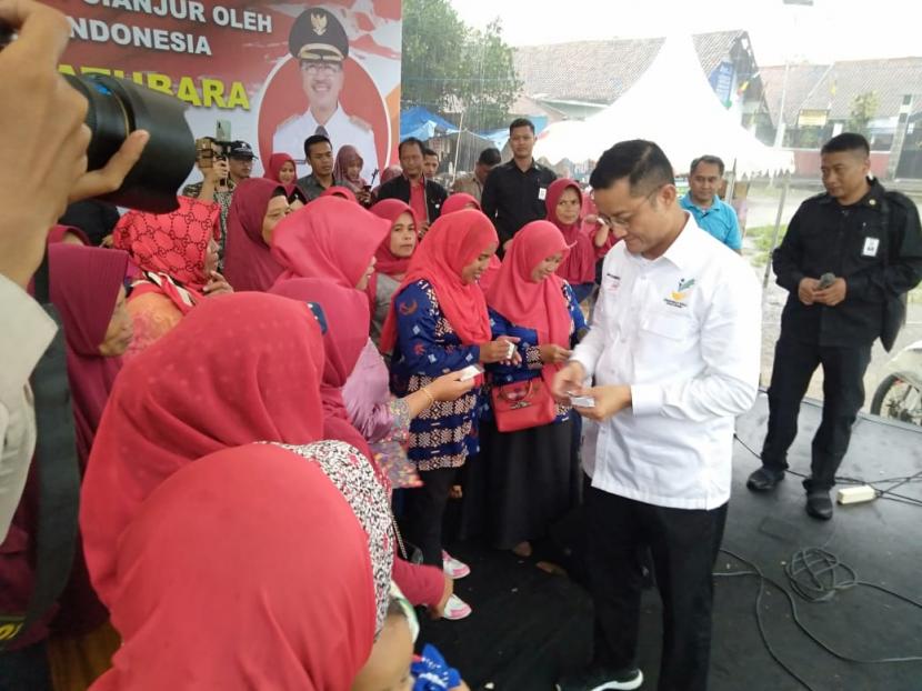 Program sembako diluncurkan Menteri Sosial Juliari P Batubara di Kecamatan Warungkondang, Kabupaten Cianjur, Jawa Barat, Selasa (10/3) siang.(Republika/Riga Nurul Iman)