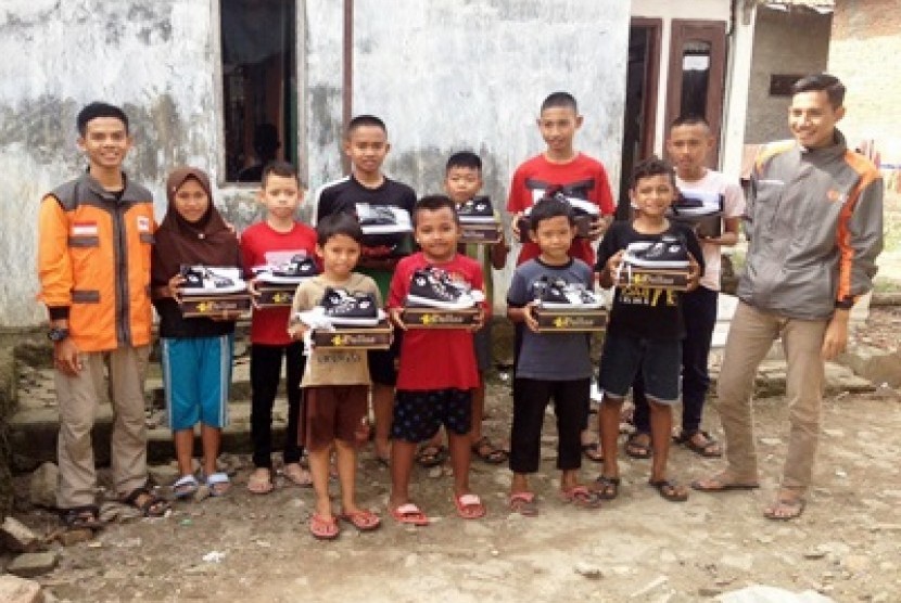 Program Sepatu Anak Nusantara (SAN) yang digagas Rumah Zakat.