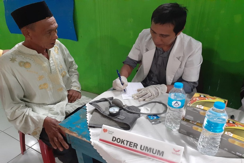 Program siaga sehat Mobil Klinik Wuling Motor dan Rumah Zakat untuk yang keempat kalinya kembali dilaksanakan di Kampung Cibeureum, RT 07 RW 05, Desa Sukawening Kecamatan Dramaga, Kabupaten Bogor, Kamis (27/2).
