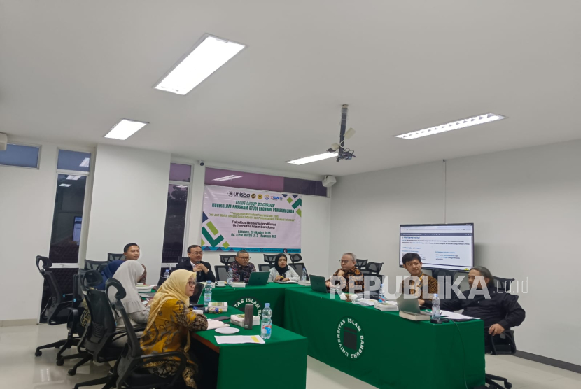 Selaraskan Kurikulum Ekonomi Pembangunan dengan Dunia Industri, FEB Unisba Gelar FGD
