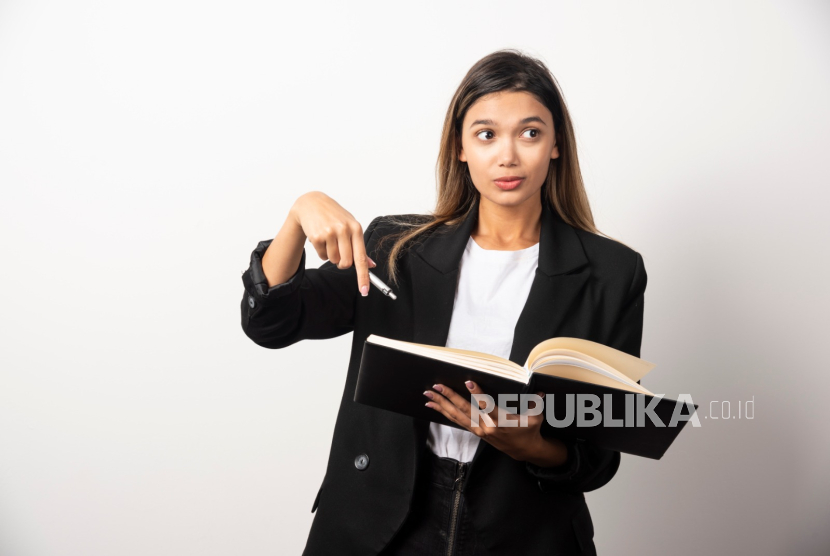 Program Studi Hukum di UBSI dirancang untuk mempersiapkan mahasiswa memahami hubungan antara hukum dan dunia bisnis modern.