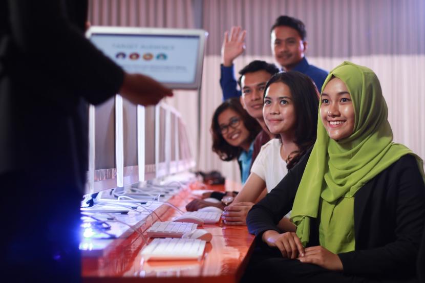 Program Studi Ilmu Komunikasi Fakultas Ilmu Sosial dan Ilmu Politik Universitas Muhammadiyah Malang (UMM) mengikuti pelatihan di laboratorium komunikasi.