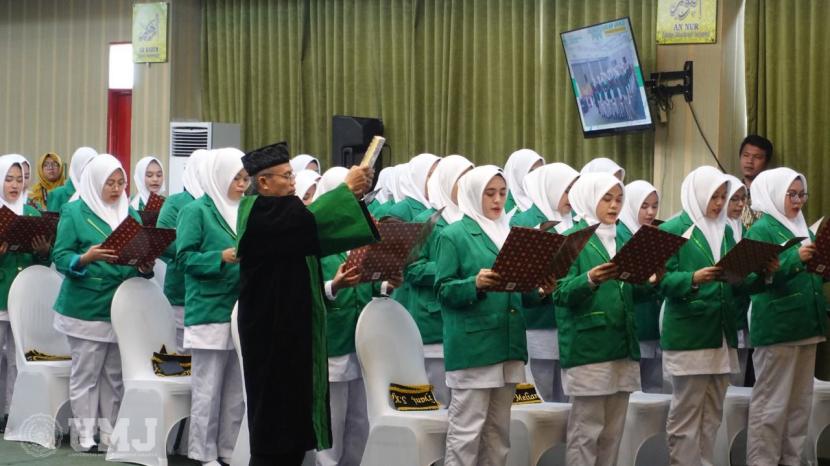 Program Studi Kebidanan Fakultas Kedokteran dan Kesehatan Universitas Muhammadiyah Jakarta (FKK UMJ) menggelar acara Ucap Janji Sarjana Kebidanan di Auditorium dr Syafri Guricci FKK UMJ, Senin (18/9/23).