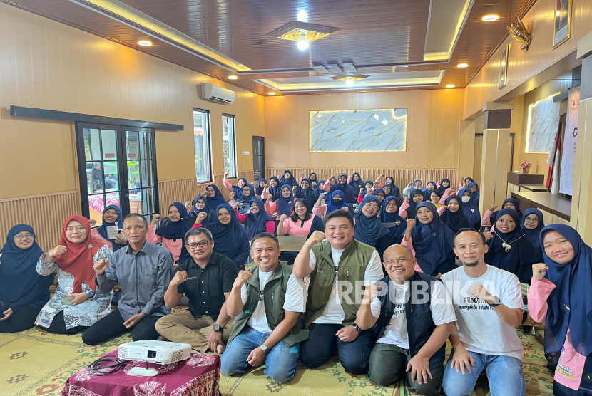 Program Studi Komunikasi Digital dan Media Sekolah Vokasi Institut Pertanian Bogor (SV IPB) menyelenggarakan pelatihan bertajuk Transformasi Digital PAUD: Pembuatan Buku Cerita Digital di Balai Kalurahan Ngestiharjo, Kapanewon Kasihan, Kabupaten Bantul, Yogyakarta, Ahad (6/7/2025).