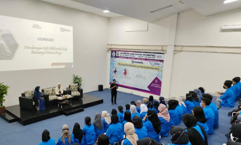 Program Studi Manajemen Universitas Bina Sarana Informatika (BSI) mengadakan seminar bertajuk Membangun Soft Skill untuk Siap Bersaing di Dunia Kerja yang berlangsung secara hybrid.