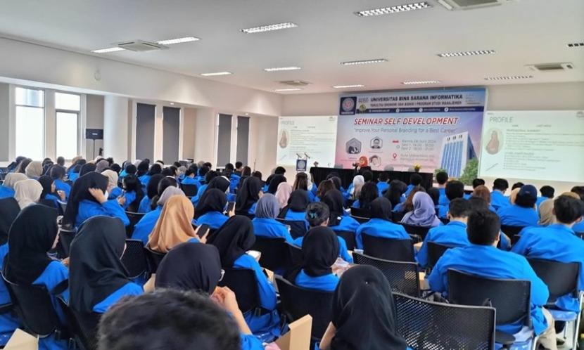 Program Studi Manajemen Universitas BSI (Bina Sarana Informatika) sukses bikin Seminar Self Development bertema ‘Improve Your Personal Branding for a Best Career’.