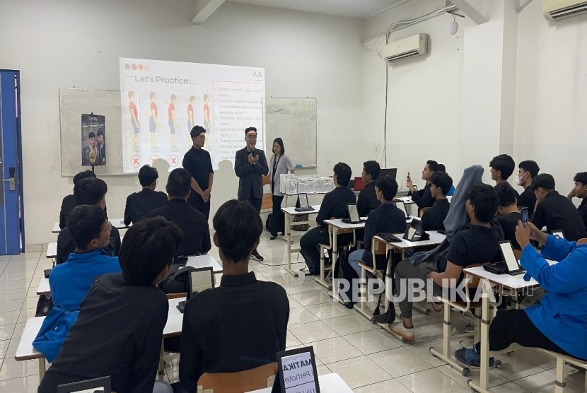 Program Studi Pariwisata Universitas Bina Sarana Informatika (UBSI) menggelar workshop bertajuk “Beauty and Grooming Class: Etika Penampilan untuk Profesional” pada Kamis, 21 November 2024, di Universitas BSI kampus Kaliabang, Bekasi.