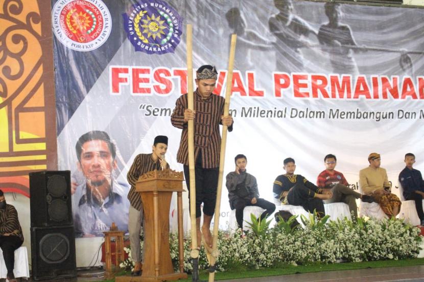 Program Studi Pendidikan Olahraga Universitas Muhammadiyah Surakarta (UMS) menggelar Festival Permainan Tradisional yang dilaksanakan di GOR Kampus II UMS, Kabupaten Sukoharjo, Jawa Tengah, Sabtu (29/1)