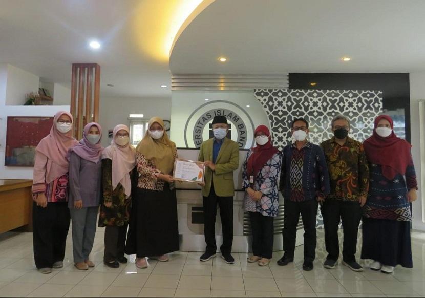 Program Studi (Prodi) Farmasi Fakultas Unisba terus meningkatkan kiprahnya di kancah nasional. Hal ini dibuktikan dengan keberhasilannya memperoleh penghargaan sebagai TOP 3 Best Halal Innovation di Bidang Akademik pada ajang Indonesia Halal Industry Awards (IHYA) 2021 yang diadakan oleh Kementrian Perindustrian Indonesia (Kemenperin) beberapa waktu lalu.