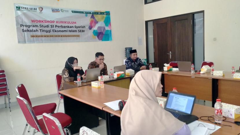 Program Studi (Prodi) S1 Perbankan Syariah STEI SEBI melaksanakan kegiatan Workshop Kurikulum Perbankan Syariah,  pada Senin (18/7/2022).