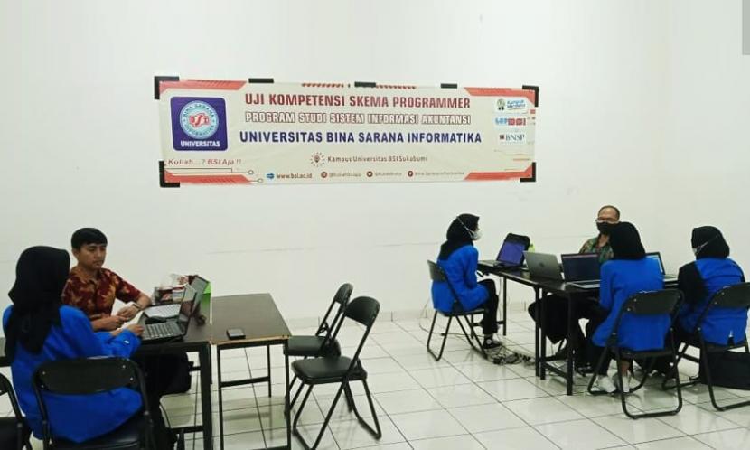 Program Studi (Prodi) Sistem Informasi Akuntansi Universitas BSI (Bina Sarana Informatika) kampus Sukabumi melaksanakan Uji Kompetensi bagi mahasiswa program Sistem Informasi untuk Skema Programmer. 