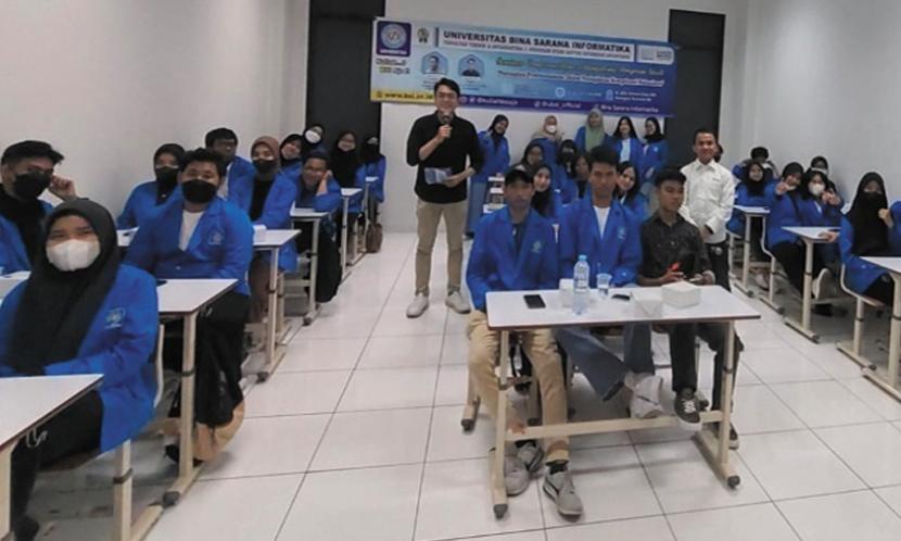 Program studi (prodi) Sistem Informasi Akuntansi, Universitas BSI (Bina Sarana Informatika), terus berupaya membekali mahasiswanya melalui seminar Profesionalisme dan Kompetensi Program Studi, dengan tema bertajuk ‘Pentingnya Profesionalisme Dalam Peningkatan Kompetensi Mahasiswa’. Kegiatan ini dilaksanakan di Gedung Rektorat Universitas BSI kampus Kramat, pada Kamis (22/12/2022) silam. 