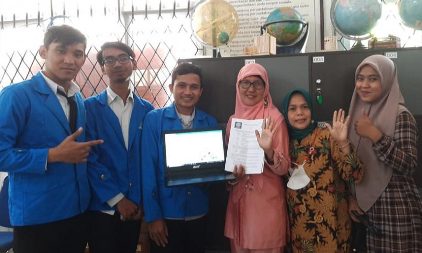 Program Studi (Prodi) Sistem Informasi Universitas BSI (Bina Sarana Informatika) kampus Bogor, memberikan hibah aplikasi untuk SMP Negeri 1 Sukaraja Kabupaten Bogor.