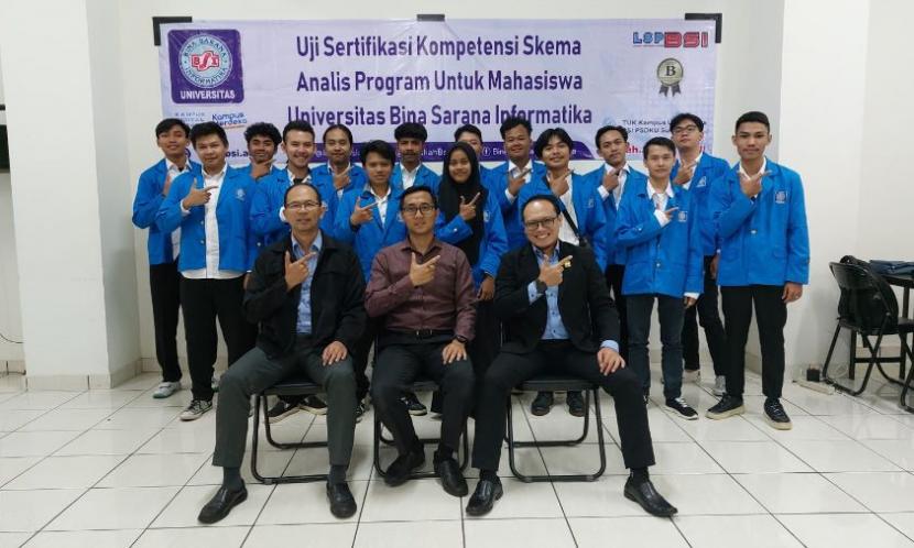 Program Studi (prodi) Sistem Informasi Universitas BSI (Bina Sarana Informatika) kampus Sukabumi menyelenggarakan Sertifikasi Kompetensi Skema Analis Program untuk jenjang S1 dan Skema Programmer untuk jenjang D3 yang bekerja sama dengan Lembaga Sertifikasi Profesi (LSP) yang telah berlisensi dari BNSP. 