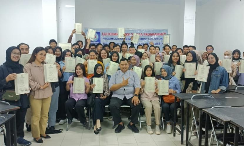 Program Studi (prodi) Sistem Informasi Universitas BSI (Bina Sarana Informatika) kampus Pontianak telah melakukan acara penyerahan sertifikat kompetensi skema programmer.