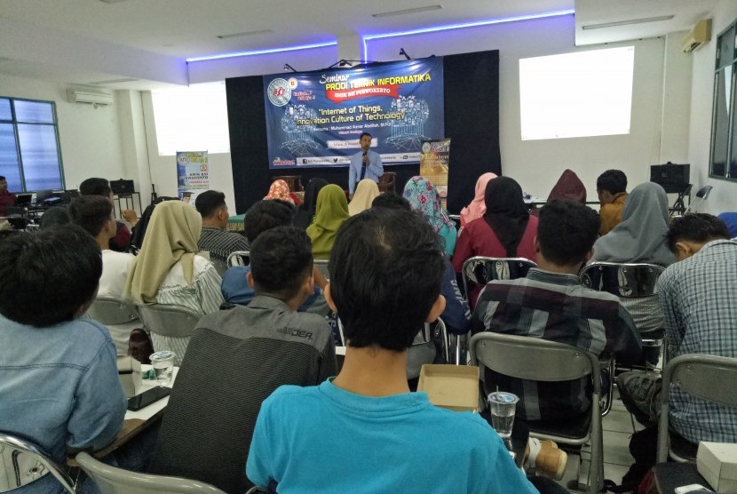 Program Studi Teknologi Informasi AMIK BSI Purwokerto menggelar seminar teknologi bertemakan IoT.   